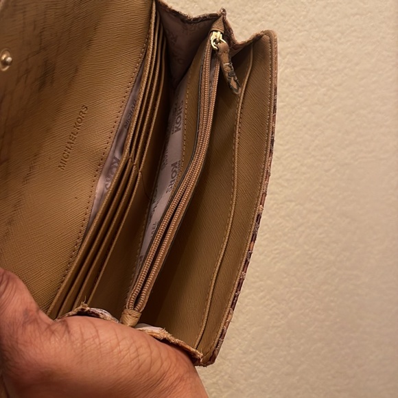 Michael Kors Wallet, please check all pictures for condition - Picture 16 of 16